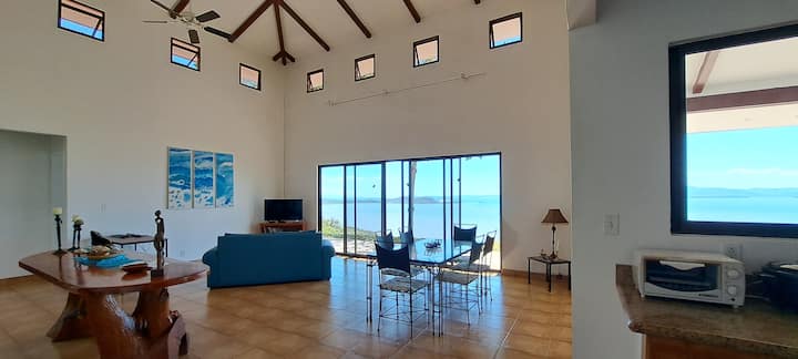 Naši otvoreni dnevni prostori, visoki stropovi, veliki prozori koji omogućuju puno prirodnog svjetla.