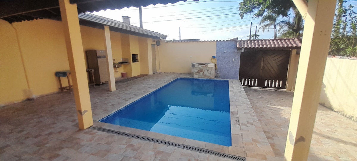 Successful Airbnb property: Casa Gaivota 400 meters from the beach, everything nearby. in Itanhaém