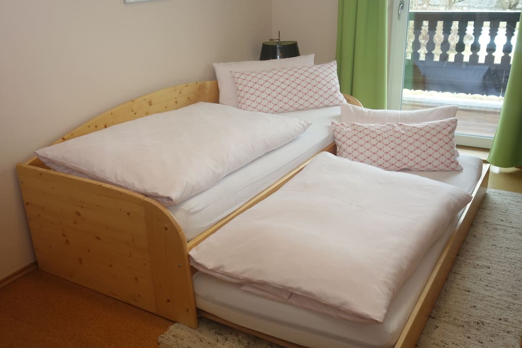 Vollwertiges Ausziehbett bei Bedarf. Ideall für Kinder oder wenn mal wieder Bettenmangel ist