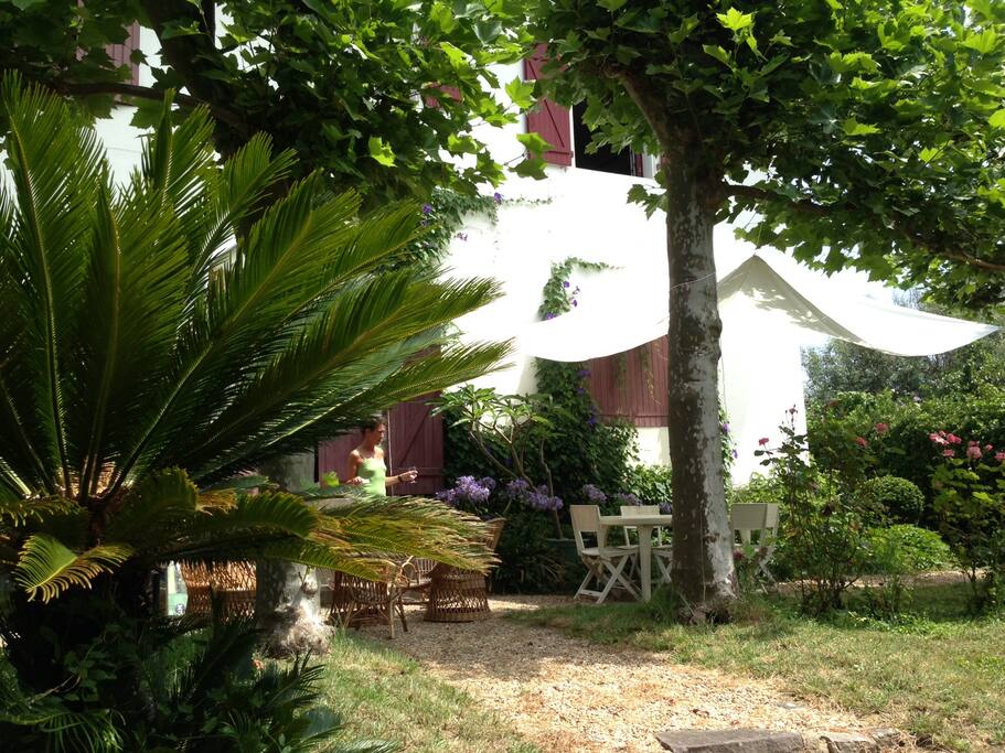 Un jardin paysagé et clos pour la sécurité des enfants