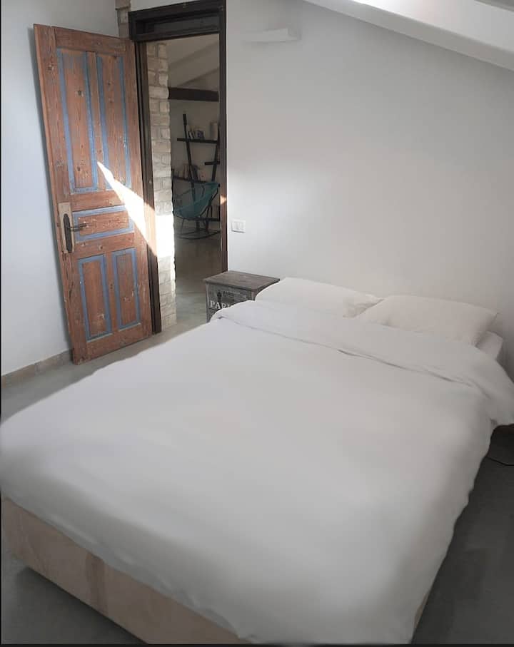 Karibu kwenye chumba cha pili ghorofani ambacho pia kina kitanda cha kupendeza cha watu wawili (160x190), WARDROBE, kiyoyozi na joto la kibinafsi. Chumba hiki kitakupa ufikiaji wa moja kwa moja wa chumba cha kusomea.