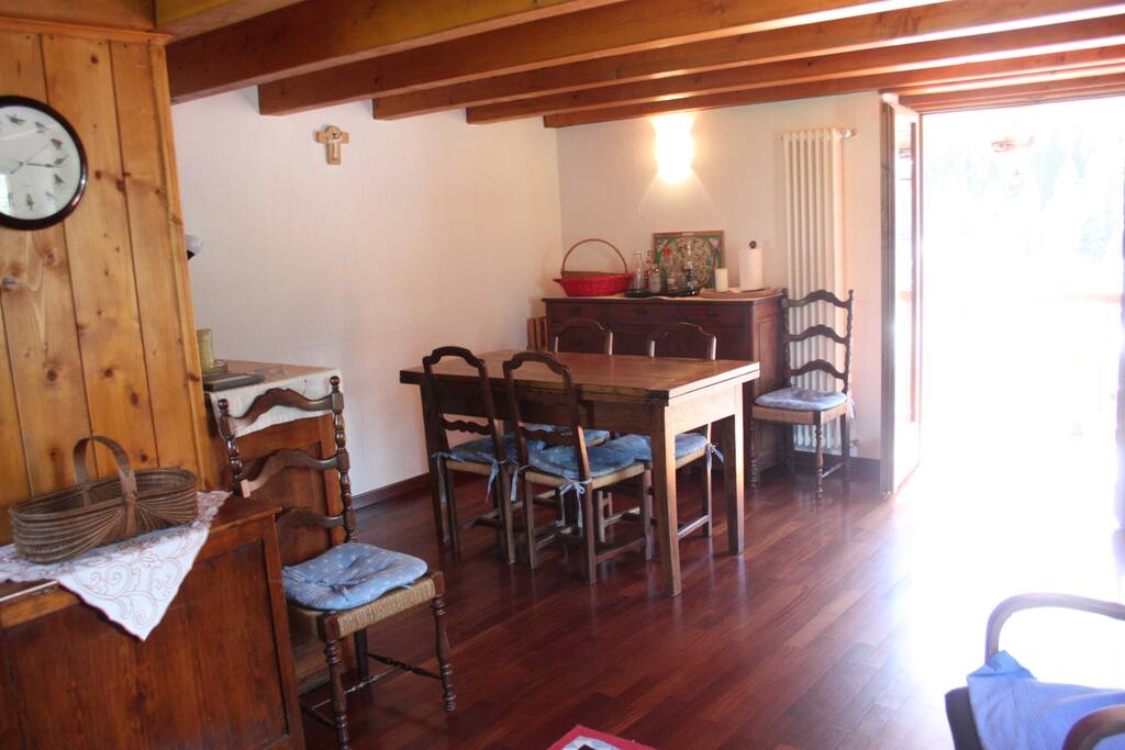 Sala da pranzo con tavolo allungabile