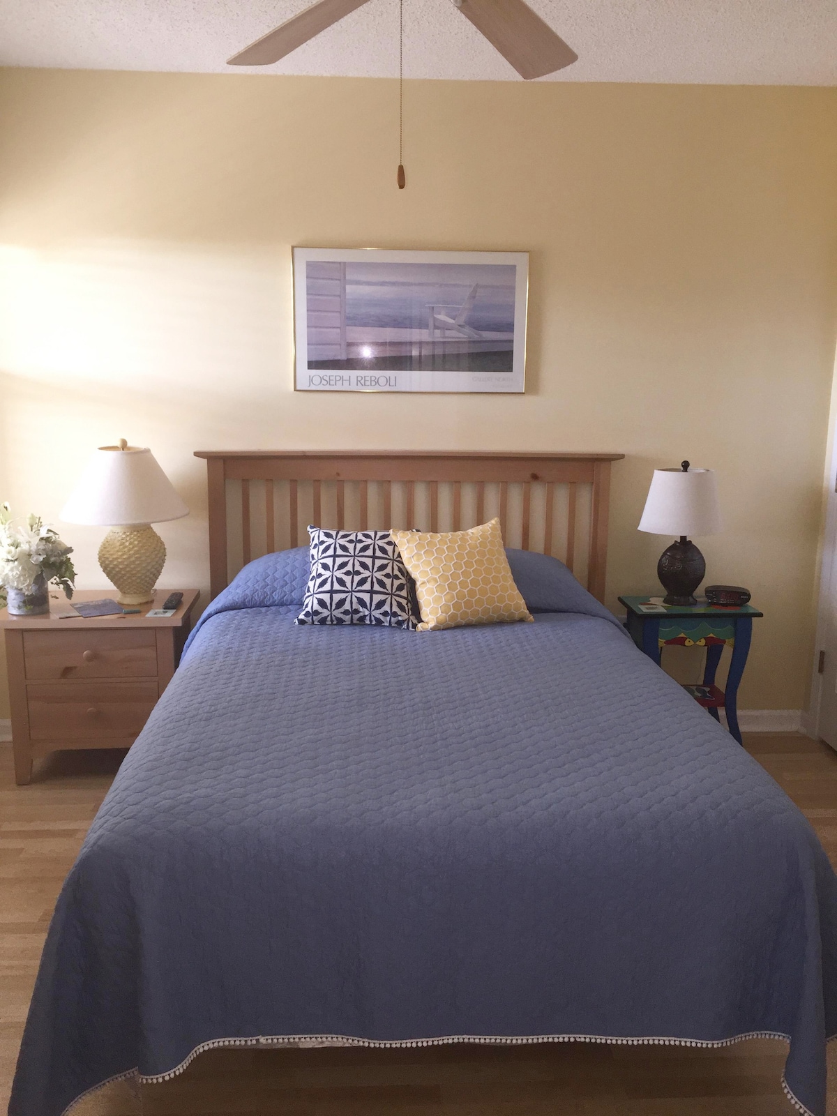 slaapkamer twee met queensize bed