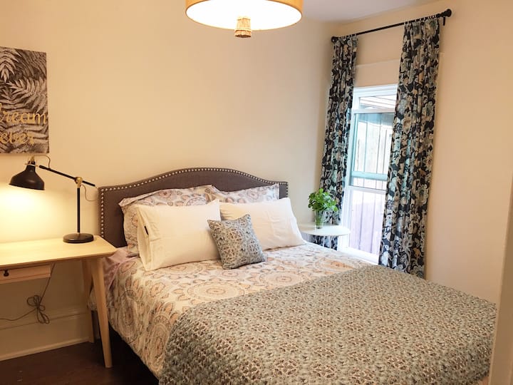 Vkusne zariadená 2. spálňa s pohodlnou novou manželskou posteľou.