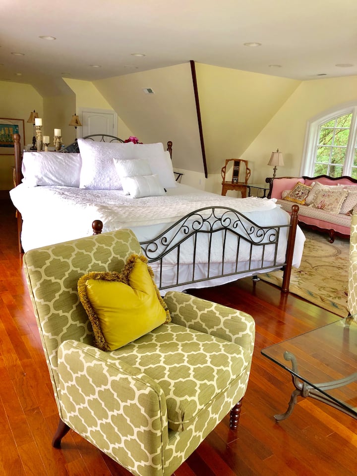 You'll have the most blissful sleep in this comfy, cozy, cloud-like king sized bed. 