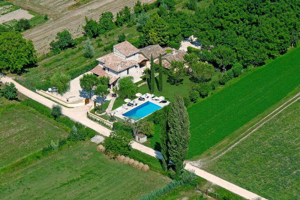il piccolo borgo: veduta aerea.