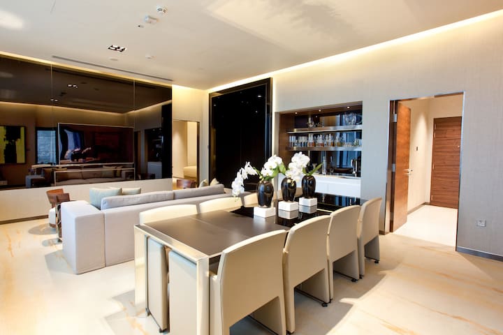 2-bedroom luxury penthouse + 2 Jacuzzi’s + BBQ