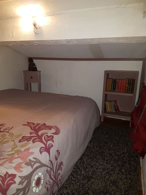 2ieme chambre
chambre en mezzanine (Il n y avait pas encore là télé )