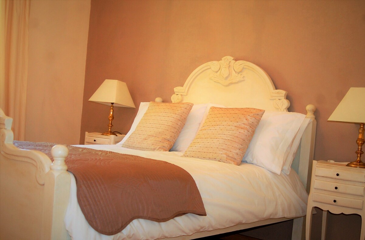 חדר זוגי יפהפה עם מלתחה גדולה