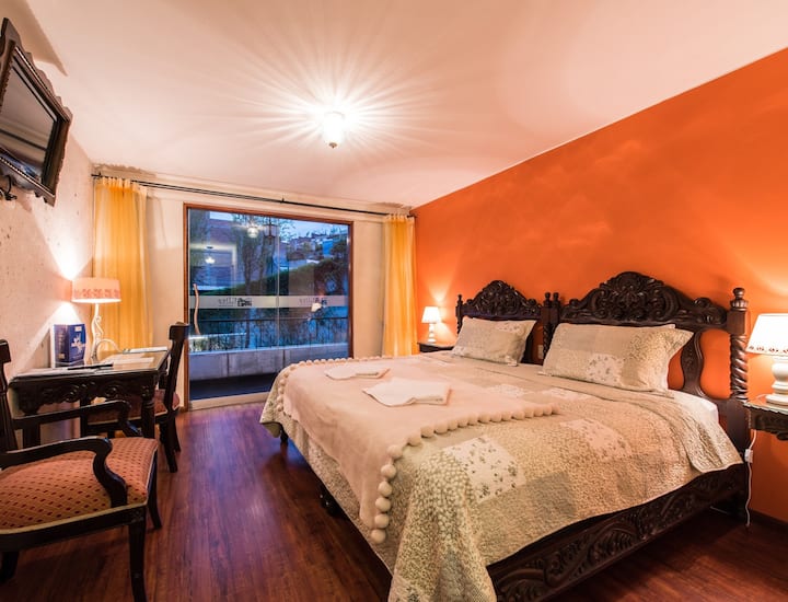 Dhomë dopio me  ballkon dhe kopsht me pamje të bukur