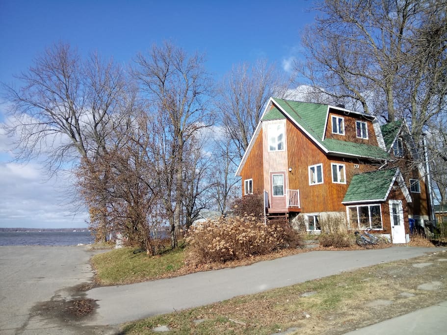 Vue cote Avenue avec fleuve en arrière plan