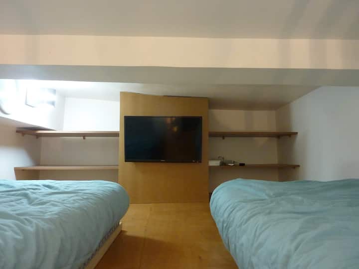 2つのシングルベッドを備えた中庭（低い天井） 