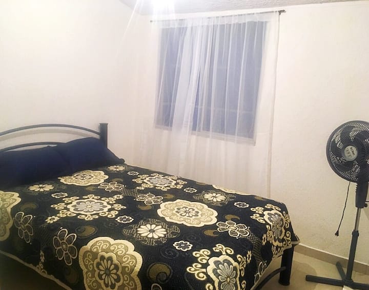Comfortable and cozy room, designed to provide rest and tranquility. It has a comfortable bed, clean bedding and a cool atmosphere ideal for relaxing after a day at the beach.