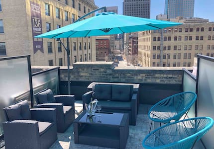 Warehouse Loft in Exchange District w/parking!