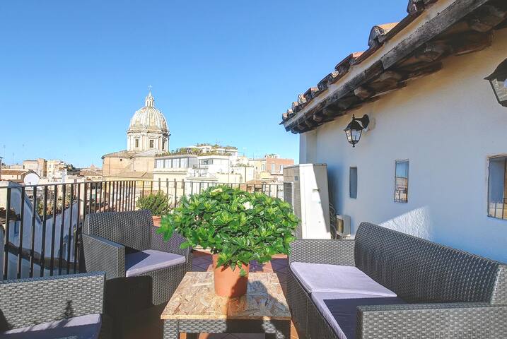 Yellow Apartment Campo de’ Fiori gallery image 2