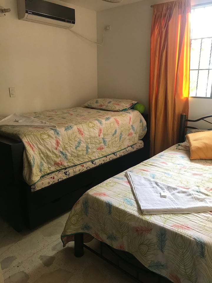 זה אחד משני חדרי השינה בקומה הראשונה. יש בו שתי מיטות יחיד ומזרן שלישי שמוכן למנוחה. יש בו מיזוג אוויר, טלוויזיה, מאוורר, ארון ונוף לגן