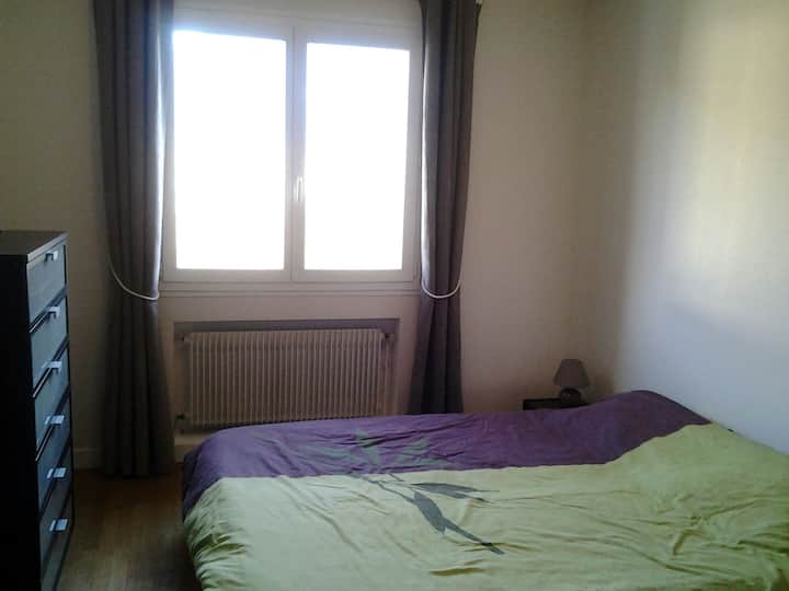 غرفة نوم بسرير 140 سم وخزانة ملابس وخزانة ملابس