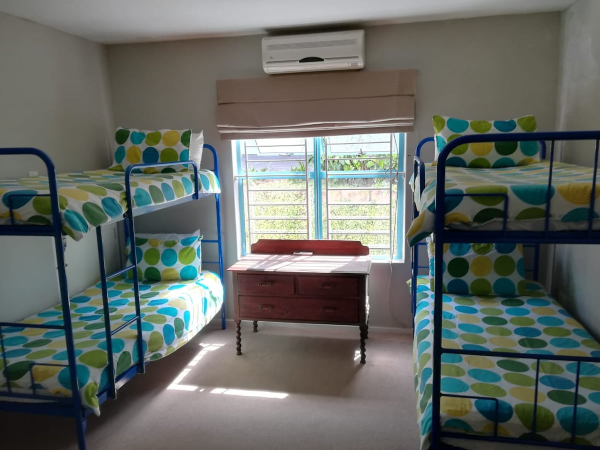 楼下有第四间卧室 