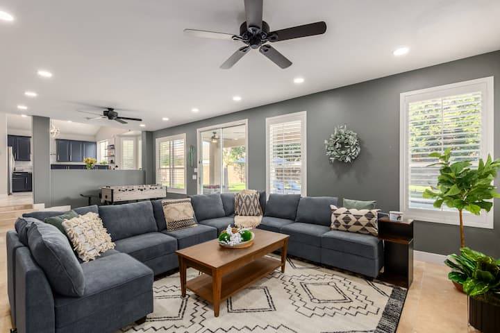 Spacious Oasis|heated Pool & Spa+ Basketball Court - Glendale, AZ
