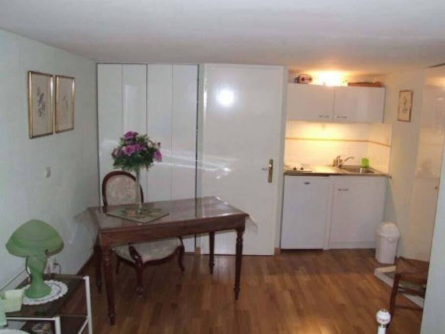 Une table pour manger à 2 ainsi que la kitchenette