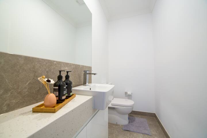 Spacious home with Netflix, unlimited wifi gallery image 5