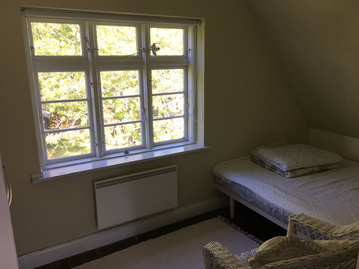 Izba orientovaná na východ s manželskou posteľou pod šikmou stenou