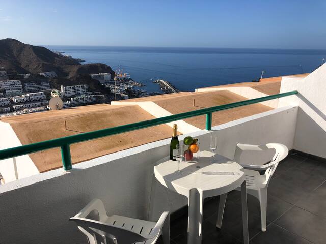 Sea view on the sunny side.