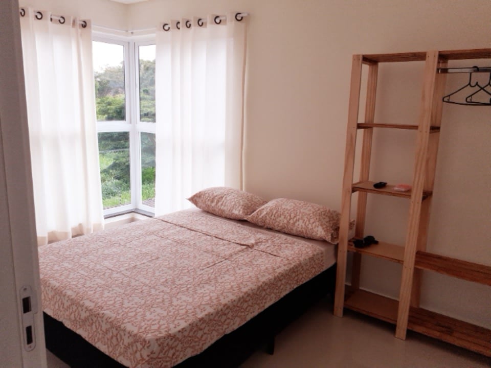 Spavaća soba s 1 normalnim bračnim krevetom, madracem od pjene, gustoćom 33, čvrstim. Posteljina i ručnici bit će dostupni. Ljeti se preporučuje reguliranje klima-uređaja na ugodnoj temperaturi, izbjegavajući upotrebu deke.