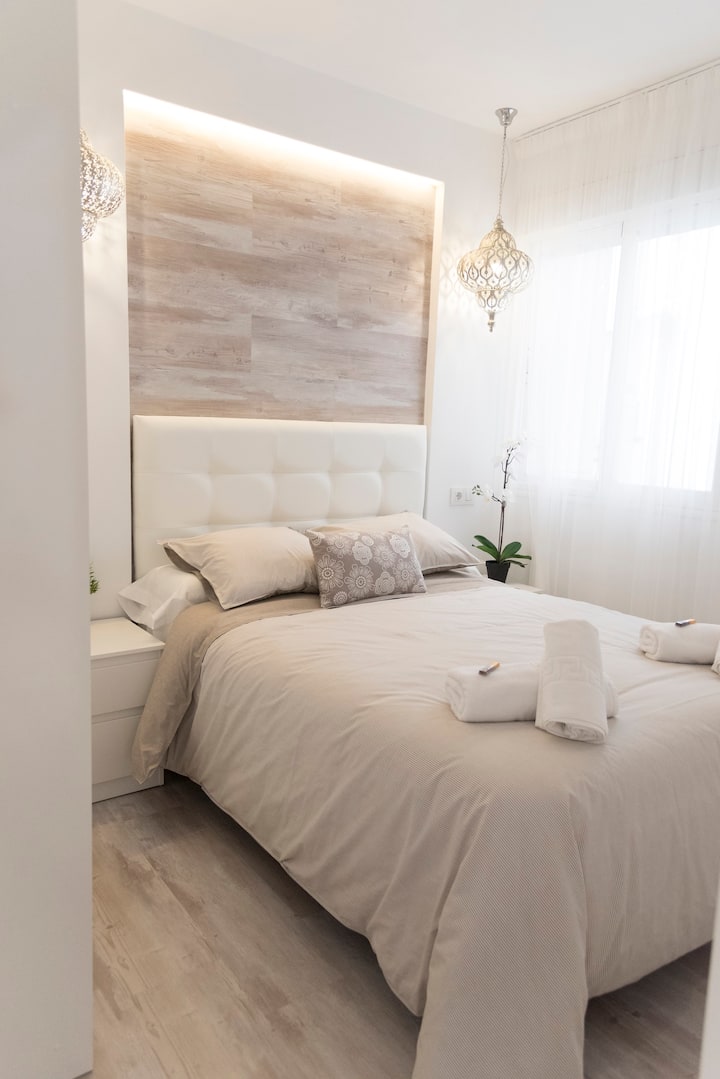 Spálňa 2. Pohodlná posteľ s matracom a latexovými vankúšmi.  