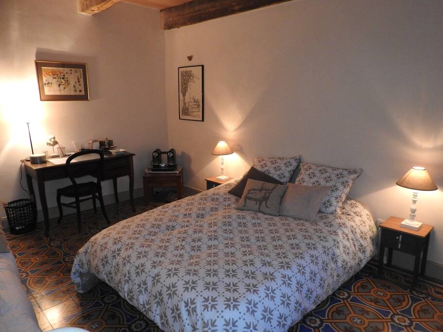 La chambre, bureau et machine à café