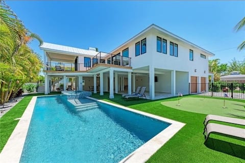Popular Airbnb listing: Steps to the Beach! Pool/spa! Golf Cart Included in Anna Maria