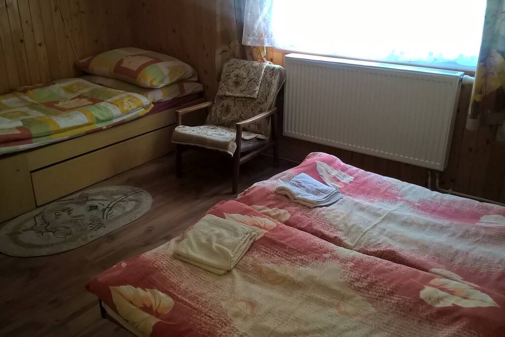 Menšia spálňa s manželskou posteľou a 1 lôžkom