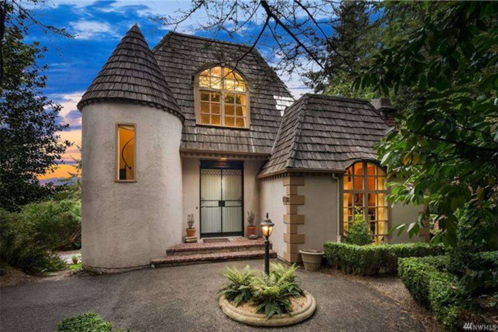Bella Castle Houses for Rent in Bellevue, Washington, United States