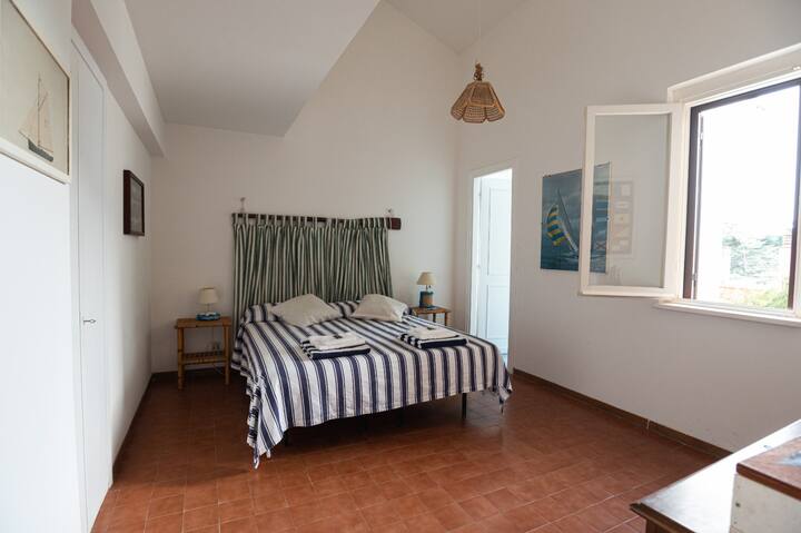 带独立卫生间的双人客房。