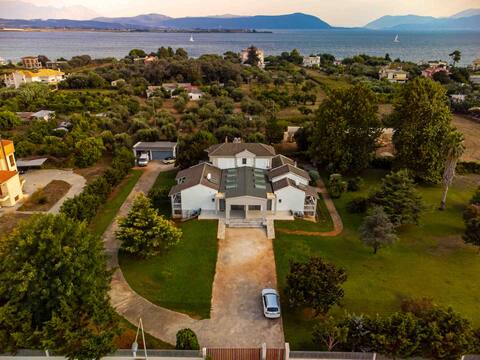 Two unique villas of modern aesthetics