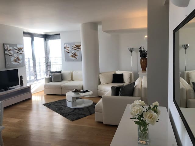 Modern, Fresh, 2bed 2bath South Kensington