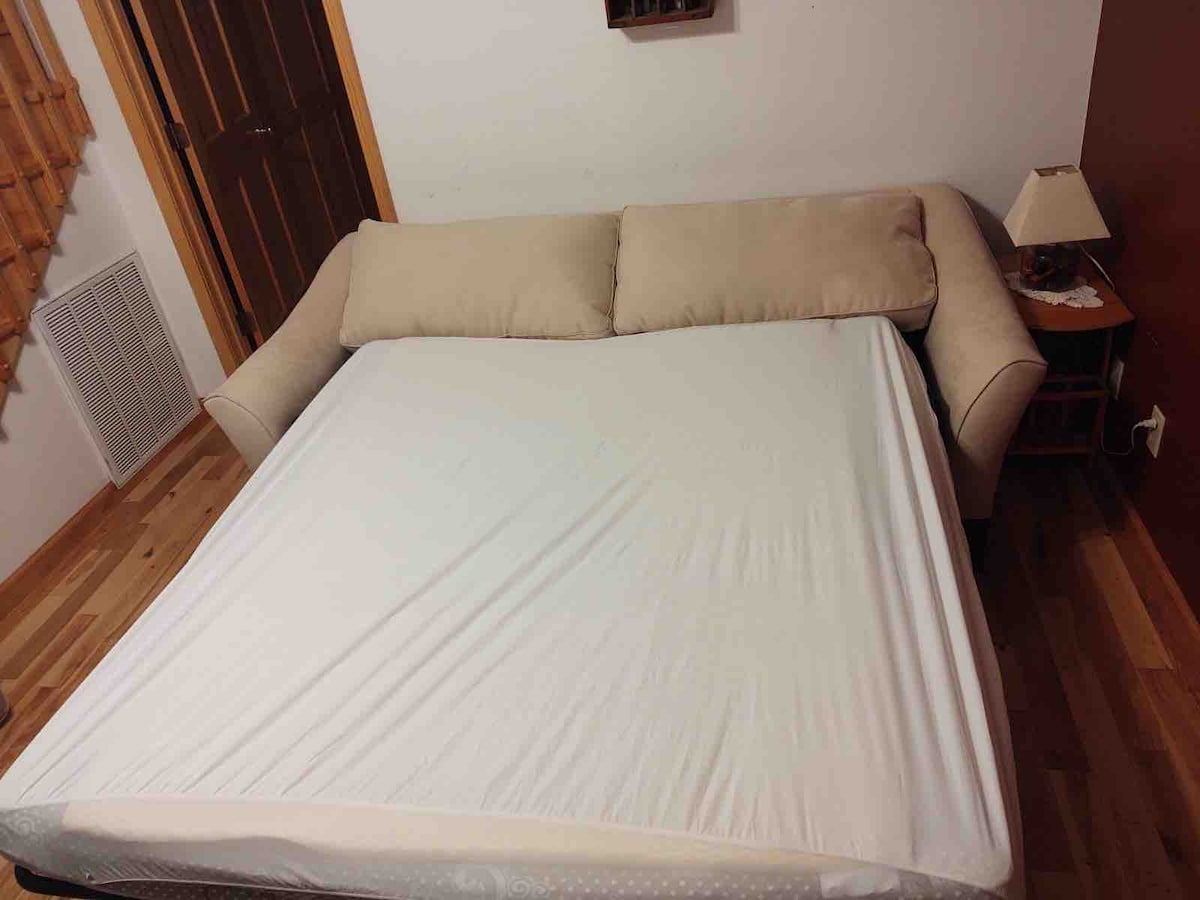 โซฟานอน
ตั้งอยู่ชั้นล่างซึ่งมีห้องน้ำเต็มรูปแบบอีกห้องและห้องนอนและห้องซักรีด 