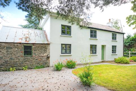 Cosy cottage, 3 minute drive to Killarney town.
