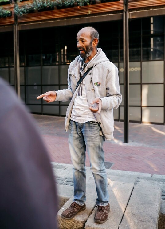 Show full-screen, host-provided image