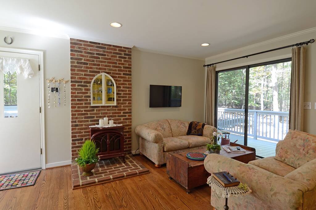 Living area includes a flat screen TV with Netflix and an electric fireplace