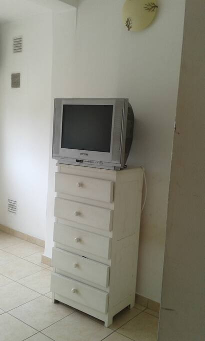 este es el tv y la cajonera