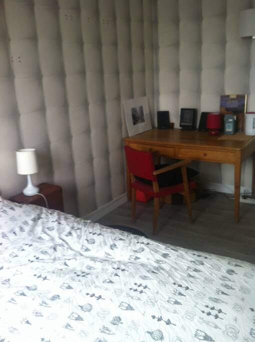 le bureau permettant de travailler si nécessaire
