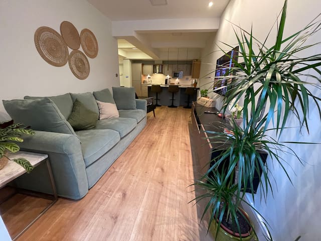 2 beds by Tower Bridge, Walk to Sights & Dining