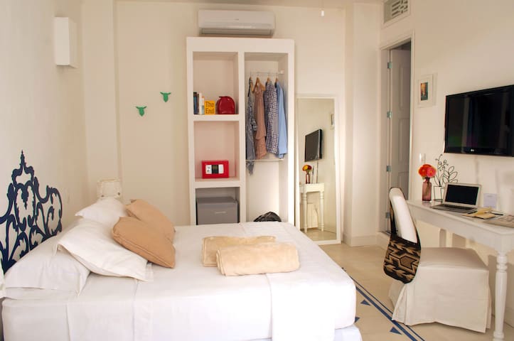 Private room in Boutique Hotel, downtown!