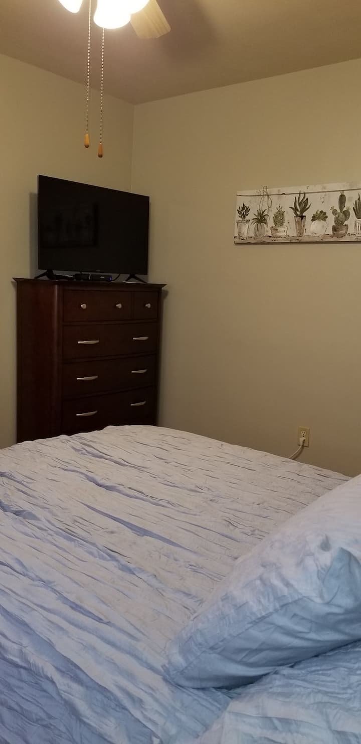 חדר שינה שני, עם טלוויזיה 40אינץ '. מיטה בגודל מלא 