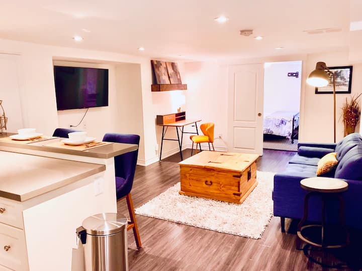 New, Modern & Clean Lower Level 1 Bedroom Suite - Burlington