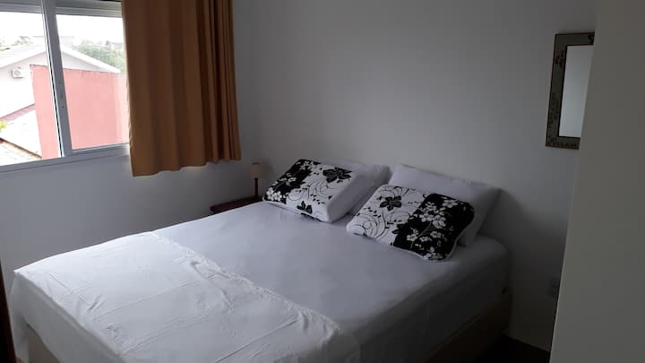 房间配有双人床（标准双人床）。
提供床垫保护套和多个枕头。 