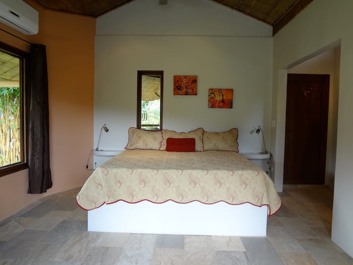 Pogled iz glavnog apartmana s privatnog balkona
