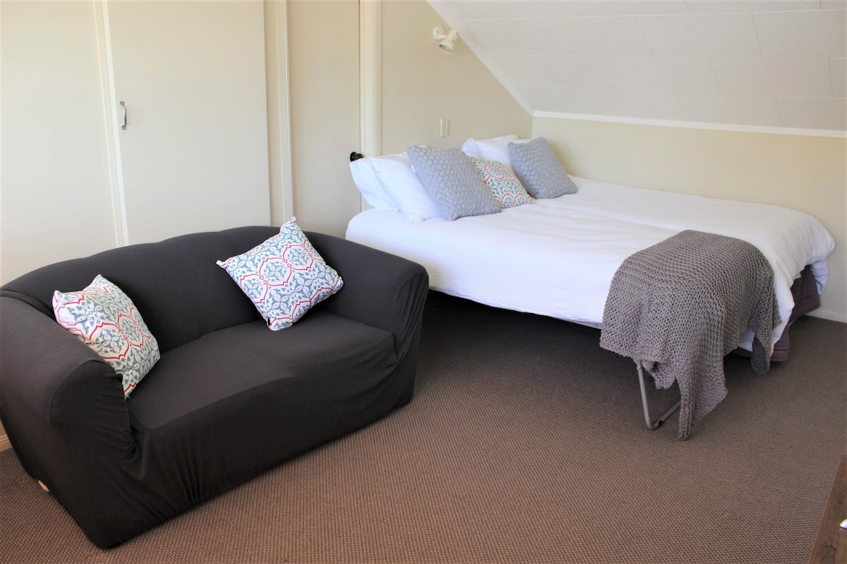 Salónik s manželskou posteľou King a rozkladacou posteľou