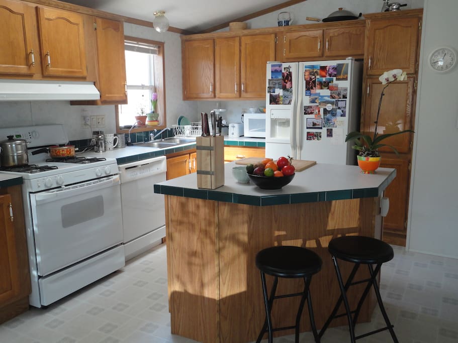 Share kitchen. I prefer vegetarian cooking. It is well equipped.